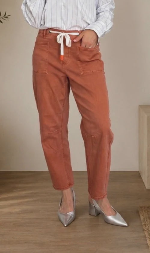 carter barrel jeans in brandy colour