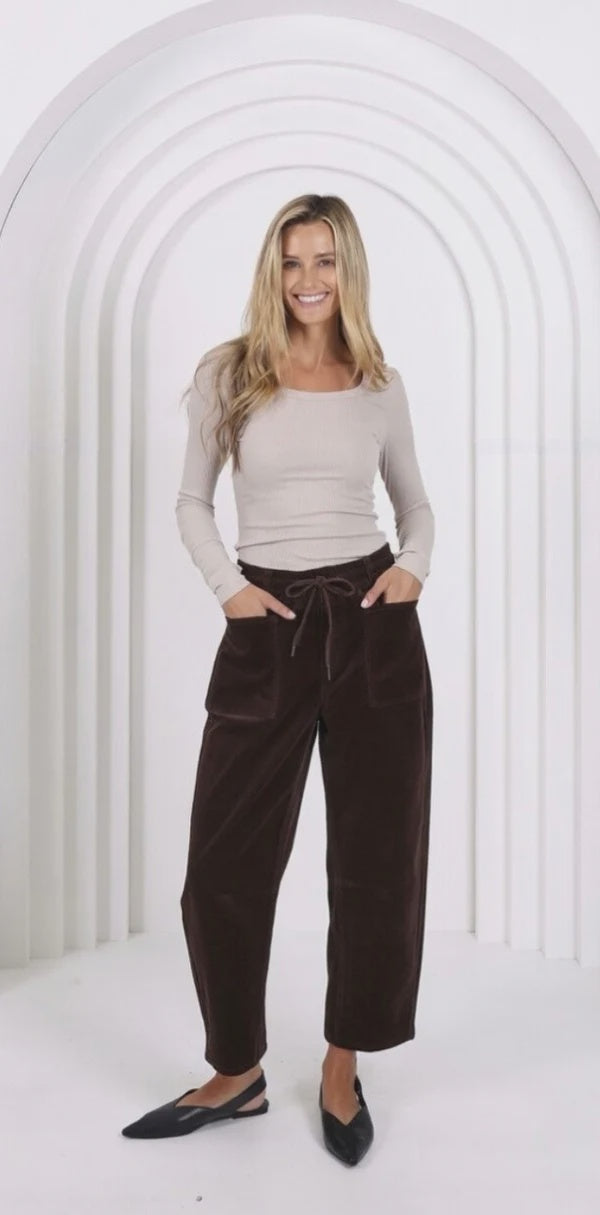 Leo Barrel Jean / Chocolate Corduroy
