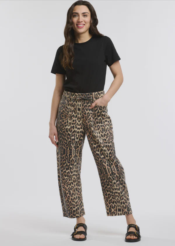 Woman wearing a black t-shirt and leo barrel jeans in leopard print 