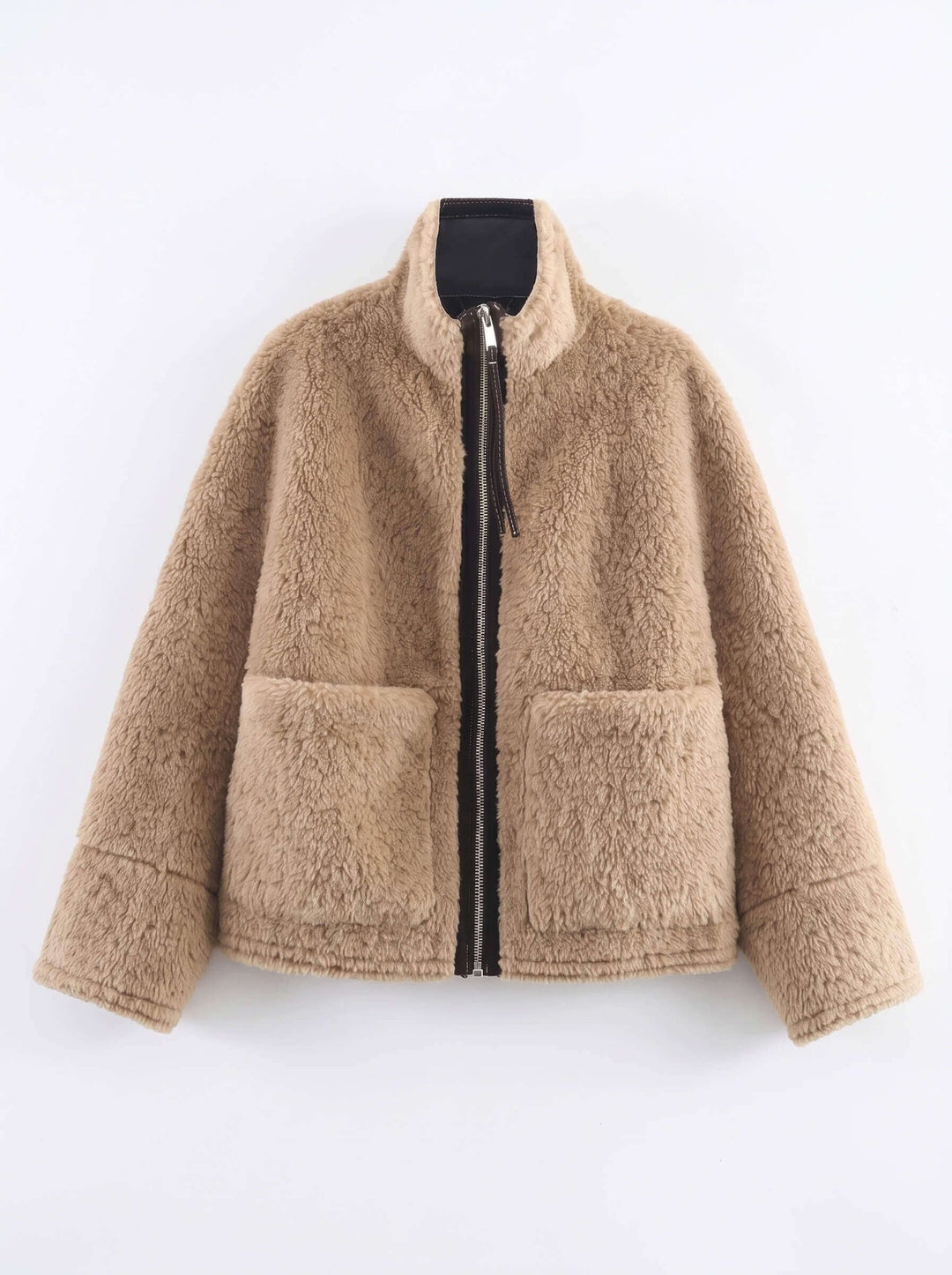 Smaibulun teddy jacket with black zipper on a white background