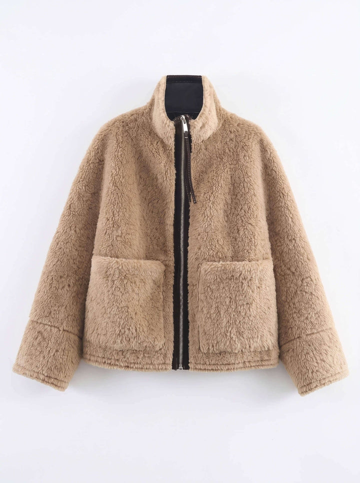 Smaibulun teddy jacket with black zipper on a white background