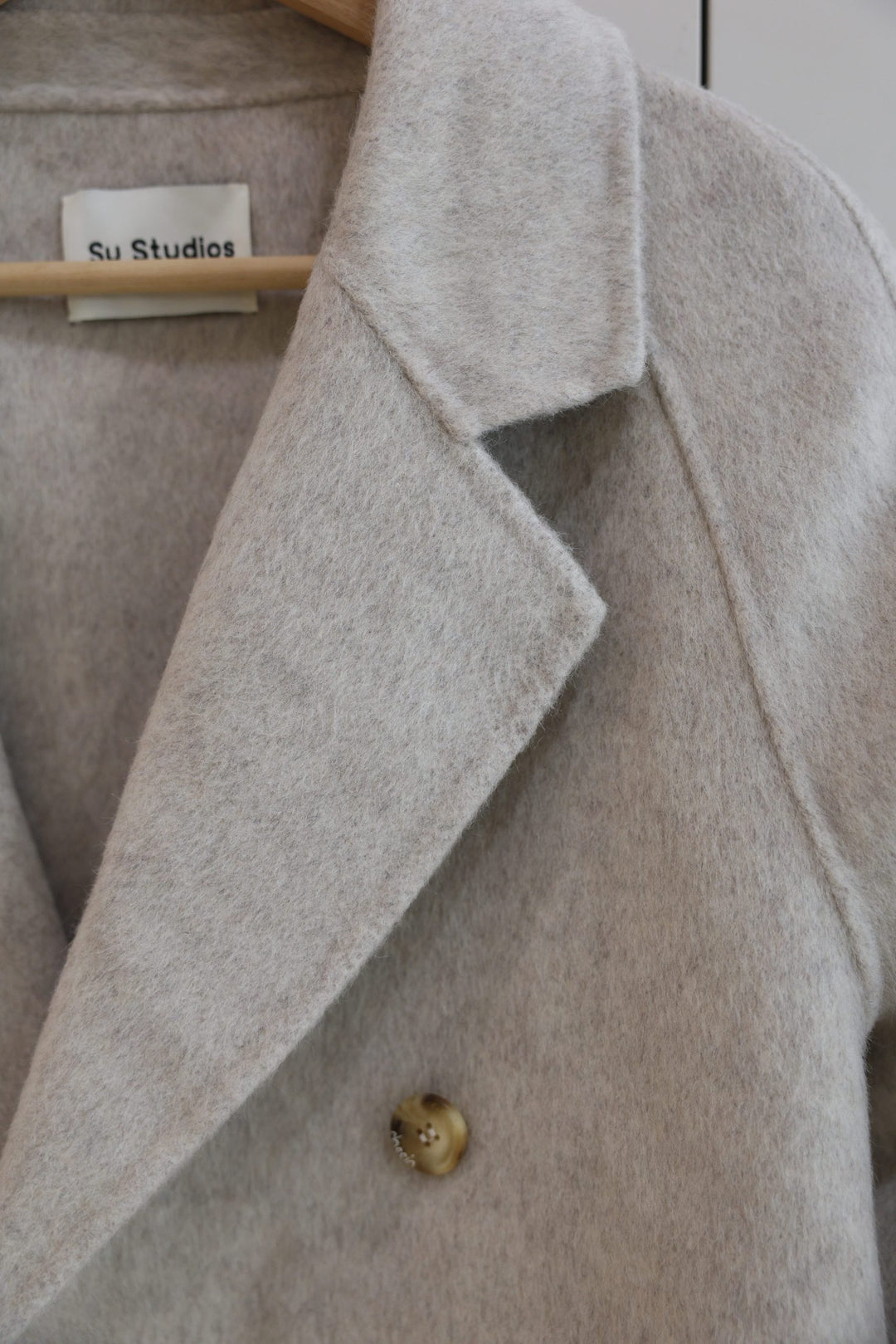 detail of the alba wool coat by su studios
