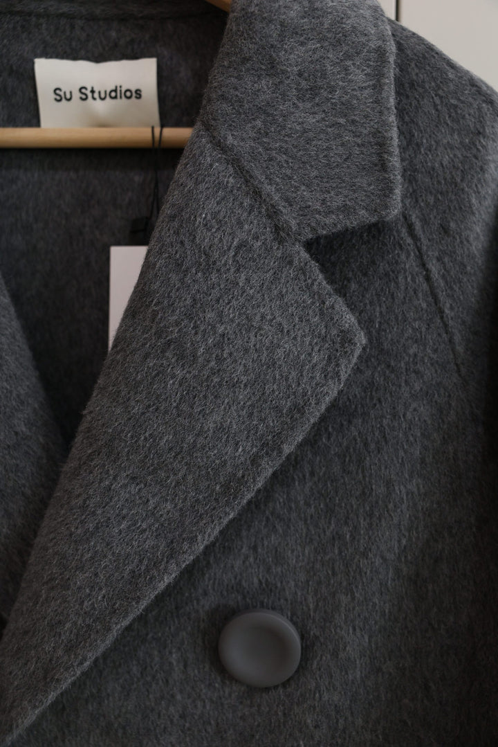 detail of the su studio sora wool coat
