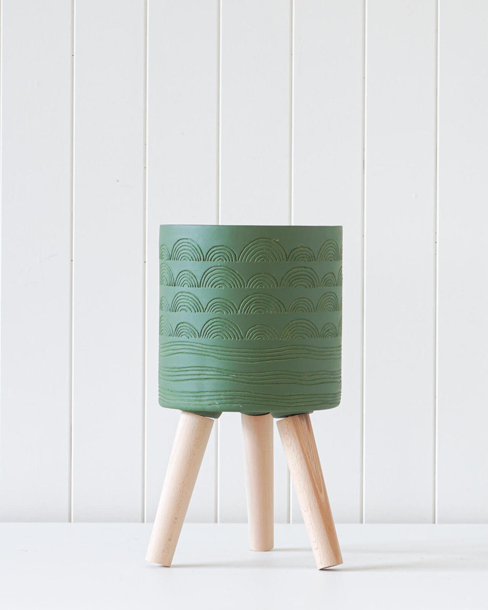 planter in green by rayell home decor
